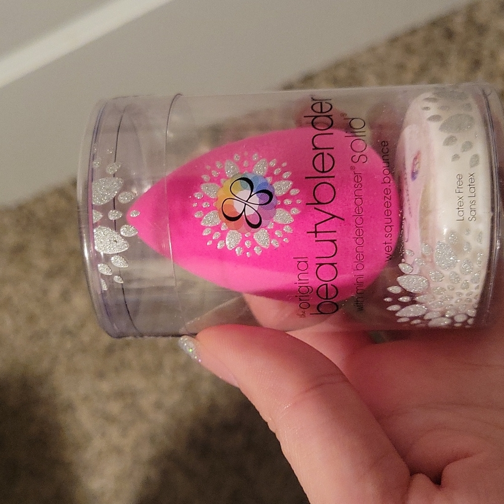 Beautyblender with mini blendercleanser solid